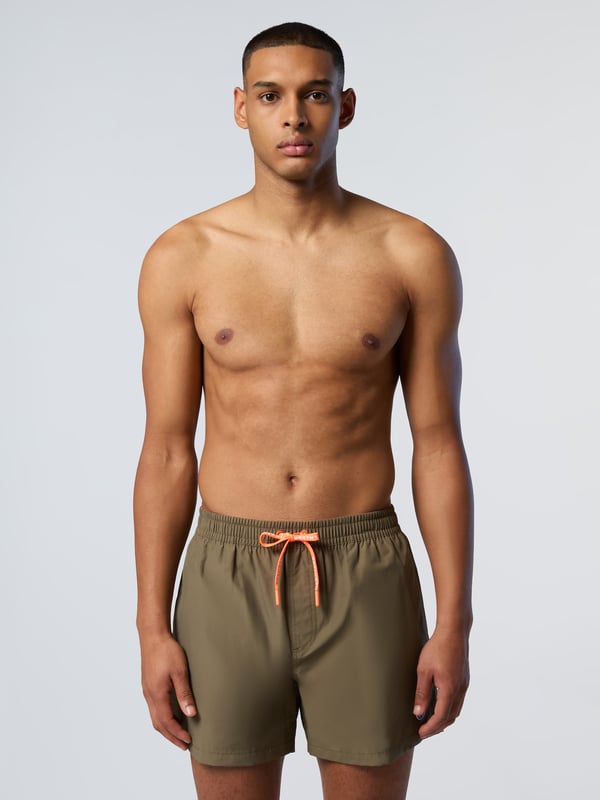 Vom Strand bis zum Pool sind diese Volleyball-Badeshorts ein unverzichtbarer Koffer. Sie sind klassisch und einfach zu tragen und werden bewusst aus einer Mischung aus Baumwolle und recyceltem Nylon hergestellt, um auch den Planeten zu schonen. Ein Marken-Kordelzug und ein Logo-Patch auf der Vorderseite sorgen für den charakteristischen Touch.