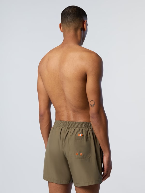 Vom Strand bis zum Pool sind diese Volleyball-Badeshorts ein unverzichtbarer Koffer. Sie sind klassisch und einfach zu tragen und werden bewusst aus einer Mischung aus Baumwolle und recyceltem Nylon hergestellt, um auch den Planeten zu schonen. Ein Marken-Kordelzug und ein Logo-Patch auf der Vorderseite sorgen für den charakteristischen Touch.