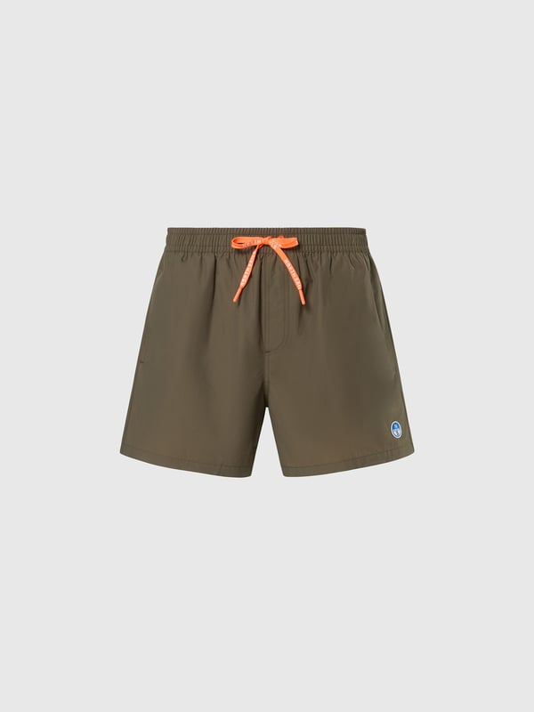 Vom Strand bis zum Pool sind diese Volleyball-Badeshorts ein unverzichtbarer Koffer. Sie sind klassisch und einfach zu tragen und werden bewusst aus einer Mischung aus Baumwolle und recyceltem Nylon hergestellt, um auch den Planeten zu schonen. Ein Marken-Kordelzug und ein Logo-Patch auf der Vorderseite sorgen für den charakteristischen Touch.
