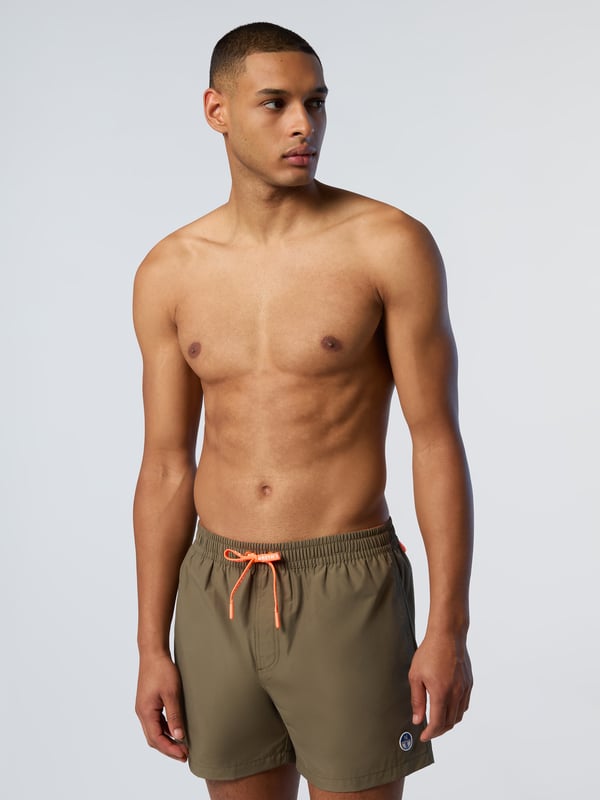 Vom Strand bis zum Pool sind diese Volleyball-Badeshorts ein unverzichtbarer Koffer. Sie sind klassisch und einfach zu tragen und werden bewusst aus einer Mischung aus Baumwolle und recyceltem Nylon hergestellt, um auch den Planeten zu schonen. Ein Marken-Kordelzug und ein Logo-Patch auf der Vorderseite sorgen für den charakteristischen Touch.