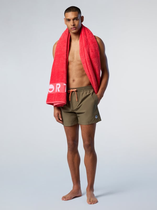 Vom Strand bis zum Pool sind diese Volleyball-Badeshorts ein unverzichtbarer Koffer. Sie sind klassisch und einfach zu tragen und werden bewusst aus einer Mischung aus Baumwolle und recyceltem Nylon hergestellt, um auch den Planeten zu schonen. Ein Marken-Kordelzug und ein Logo-Patch auf der Vorderseite sorgen für den charakteristischen Touch.
