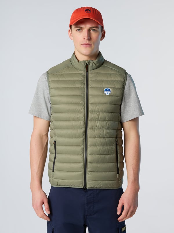 Perfektionieren Sie Ihren Übergangslook mit unserer Zephyr-Weste. Dieses Kleidungsstück besteht aus ultraleichtem recyceltem Nylon und trägt aktiv dazu bei, dass Müll nicht auf der Mülldeponie landet, und bietet gleichzeitig ein optimales Wärme-Gewichts-Verhältnis. Ausgestattet mit gestreifter Steppung zur Isolierung und einem wasserdichten Zwei-Wege-Reißverschluss für maximale Vielseitigkeit.