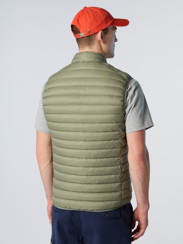 Perfektionieren Sie Ihren Übergangslook mit unserer Zephyr-Weste. Dieses Kleidungsstück besteht aus ultraleichtem recyceltem Nylon und trägt aktiv dazu bei, dass Müll nicht auf der Mülldeponie landet, und bietet gleichzeitig ein optimales Wärme-Gewichts-Verhältnis. Ausgestattet mit gestreifter Steppung zur Isolierung und einem wasserdichten Zwei-Wege-Reißverschluss für maximale Vielseitigkeit.
