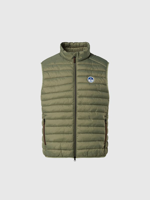 Perfektionieren Sie Ihren Übergangslook mit unserer Zephyr-Weste. Dieses Kleidungsstück besteht aus ultraleichtem recyceltem Nylon und trägt aktiv dazu bei, dass Müll nicht auf der Mülldeponie landet, und bietet gleichzeitig ein optimales Wärme-Gewichts-Verhältnis. Ausgestattet mit gestreifter Steppung zur Isolierung und einem wasserdichten Zwei-Wege-Reißverschluss für maximale Vielseitigkeit.