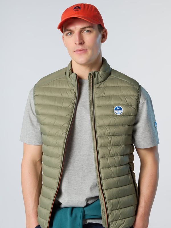 Perfektionieren Sie Ihren Übergangslook mit unserer Zephyr-Weste. Dieses Kleidungsstück besteht aus ultraleichtem recyceltem Nylon und trägt aktiv dazu bei, dass Müll nicht auf der Mülldeponie landet, und bietet gleichzeitig ein optimales Wärme-Gewichts-Verhältnis. Ausgestattet mit gestreifter Steppung zur Isolierung und einem wasserdichten Zwei-Wege-Reißverschluss für maximale Vielseitigkeit.