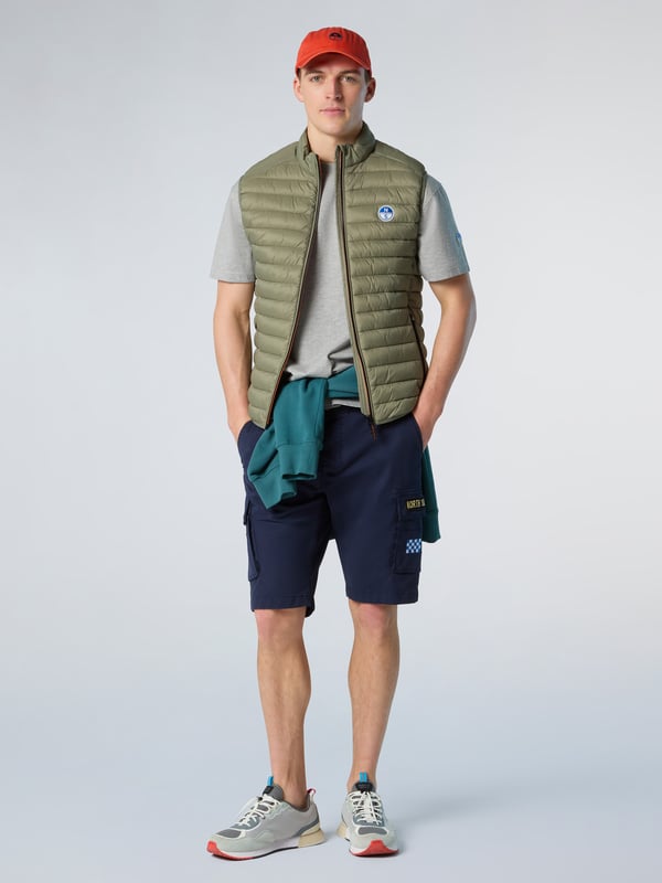 Perfektionieren Sie Ihren Übergangslook mit unserer Zephyr-Weste. Dieses Kleidungsstück besteht aus ultraleichtem recyceltem Nylon und trägt aktiv dazu bei, dass Müll nicht auf der Mülldeponie landet, und bietet gleichzeitig ein optimales Wärme-Gewichts-Verhältnis. Ausgestattet mit gestreifter Steppung zur Isolierung und einem wasserdichten Zwei-Wege-Reißverschluss für maximale Vielseitigkeit.