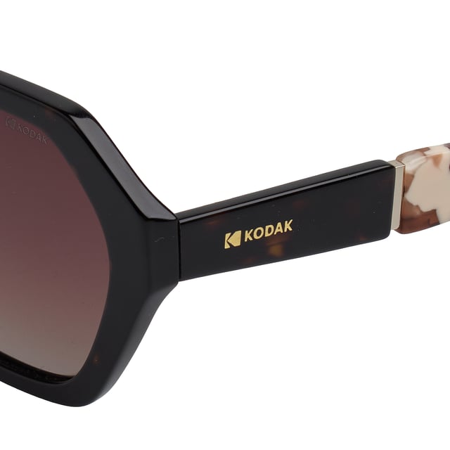 Wenn Sie gerne die neuste Mode tragen und Accessoires für Ihr Gesamtbild unverzichtbar sind, sollten Sie sich die Damen-Sonnenbrille Kodak FI40060 nicht entgehen lassen.

 Form und Design:
 - Diese geometrischen Sonnenbrillen für Damen haben ein achteckiges Design.

 Rahmenmaterial:
 - Diese Sonnenbrille ist aus Acetat gefertigt, einem leichten, langlebigen und hochwertigen Material und bietet Komfort und ein edles Finish.

 Koteletten:
 - Die Bügel sind ebenfalls aus Acetat, passend zum Rahmenmaterial.

 Markendetails:
 - Kodak-Branding auf den Bügeln.

 Gläser:
 Polarisiert: Ja.
 - Progression: Ja, kompatibel mit Gleitsichtgläsern.
 - Graduierung: Ja, anpassbar an Ihre visuellen Bedürfnisse.
 - 100 % UV400-Schutz.

 Die Farbe der Sonnenbrillengläser kann aufgrund von Lichteffekten oder Anpassungen der Materialverarbeitung leicht von den Bildern abweichen, ihren Stil und ihre Qualität behalten sie jedoch immer!
 Maßnahmen: Hohe Linse: 44 mm. Linsenbreite: 54 mm. Steg: 17 mm. Bügel: 145 mm.
 Komposition: Acetat
 Pflege:
Nutzen Sie ein Mikrofasertuch um die Linsen zu reinigen und Kratzer zu vermeiden.