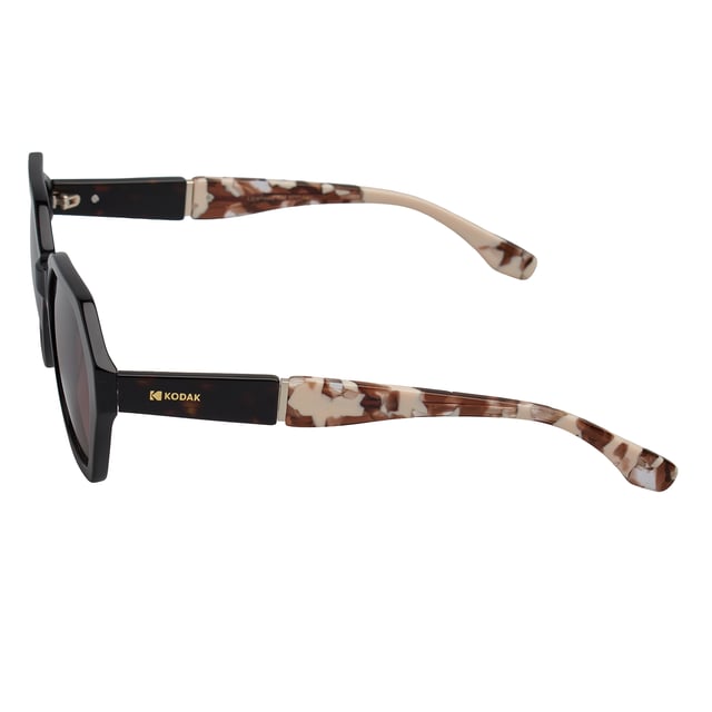 Wenn Sie gerne die neuste Mode tragen und Accessoires für Ihr Gesamtbild unverzichtbar sind, sollten Sie sich die Damen-Sonnenbrille Kodak FI40060 nicht entgehen lassen.

 Form und Design:
 - Diese geometrischen Sonnenbrillen für Damen haben ein achteckiges Design.

 Rahmenmaterial:
 - Diese Sonnenbrille ist aus Acetat gefertigt, einem leichten, langlebigen und hochwertigen Material und bietet Komfort und ein edles Finish.

 Koteletten:
 - Die Bügel sind ebenfalls aus Acetat, passend zum Rahmenmaterial.

 Markendetails:
 - Kodak-Branding auf den Bügeln.

 Gläser:
 Polarisiert: Ja.
 - Progression: Ja, kompatibel mit Gleitsichtgläsern.
 - Graduierung: Ja, anpassbar an Ihre visuellen Bedürfnisse.
 - 100 % UV400-Schutz.

 Die Farbe der Sonnenbrillengläser kann aufgrund von Lichteffekten oder Anpassungen der Materialverarbeitung leicht von den Bildern abweichen, ihren Stil und ihre Qualität behalten sie jedoch immer!
 Maßnahmen: Hohe Linse: 44 mm. Linsenbreite: 54 mm. Steg: 17 mm. Bügel: 145 mm.
 Komposition: Acetat
 Pflege:
Nutzen Sie ein Mikrofasertuch um die Linsen zu reinigen und Kratzer zu vermeiden.