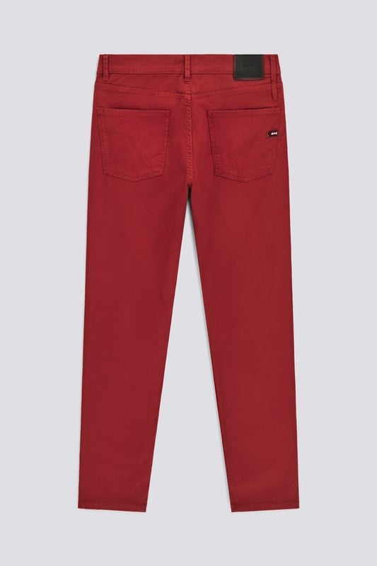 Imprescindibles en el armario de cualquier temporada. Estos pantalones pitillo de cinco bolsillos garantizan comodidad y conservación de la forma. Extremadamente versátiles y cómodos gracias al tejido elástico de última generación, son perfectos para cualquier ocasión.   Características principales:  Algodón elástico con tinte irregular Corte ajustado Tinte irregular para un efecto envejecido