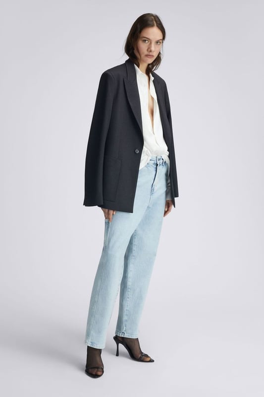 Vaqueros de carpintero para mujer de corte holgado, inspirados en los clásicos pantalones de trabajo masculinos. El corte relajado es perfecto para un conjunto informal o puede elevarse con accesorios chic para un toque más sofisticado.