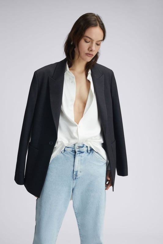 Vaqueros de carpintero para mujer de corte holgado, inspirados en los clásicos pantalones de trabajo masculinos. El corte relajado es perfecto para un conjunto informal o puede elevarse con accesorios chic para un toque más sofisticado.