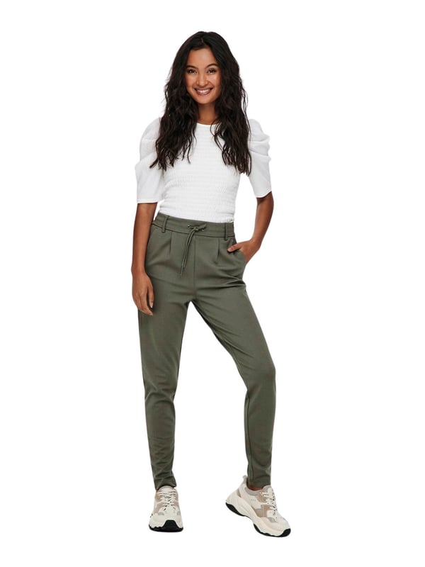 Stoffhose in lässiger Passform für Damen der Marke ONLY. Schlank geformte Beine, Kordelzug an der Taille, elastisch an der rückseitigen Taille, Gürtelschlaufen, an der Vorderpartie in Falten gelegt, 2 Paspel-Gesäßtaschen, Stoff ist sehr dehnbar, Schrittnaht: 68 cm in Größe M/32.
