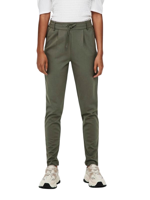 Stoffhose in lässiger Passform für Damen der Marke ONLY. Schlank geformte Beine, Kordelzug an der Taille, elastisch an der rückseitigen Taille, Gürtelschlaufen, an der Vorderpartie in Falten gelegt, 2 Paspel-Gesäßtaschen, Stoff ist sehr dehnbar, Schrittnaht: 68 cm in Größe M/32.