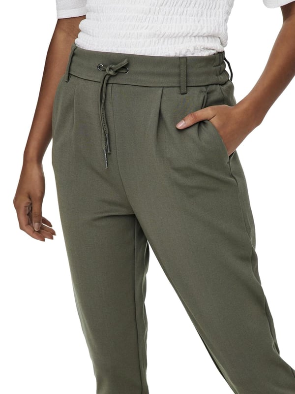 Stoffhose in lässiger Passform für Damen der Marke ONLY. Schlank geformte Beine, Kordelzug an der Taille, elastisch an der rückseitigen Taille, Gürtelschlaufen, an der Vorderpartie in Falten gelegt, 2 Paspel-Gesäßtaschen, Stoff ist sehr dehnbar, Schrittnaht: 68 cm in Größe M/32.