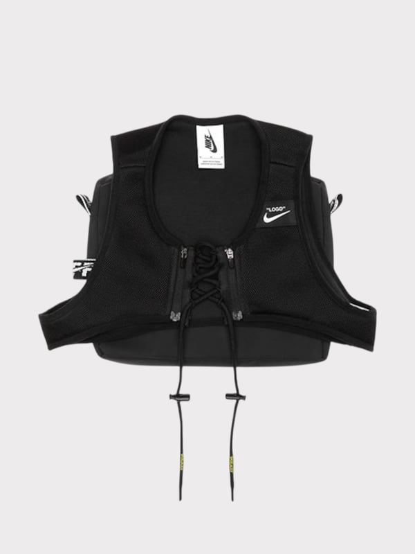 Designer Virgil Abloh uses Nike’s rich track and field heritage to honor the athlete in progress. The Nike x Off-White™ Utility Vest uses Virgil’s iconic sensibilities to deliver a new spin on a classic.Mesh fabric helps provide ventilation.Lace-up closure at the center-front helps secure the fit. An Off-White™ shoe-lace and zippered design allows for easy in and out.A detachable bag at the back is attached through a magnetic fidlock closure. When detached, the bag has a strap for easy carrying.

Embroidered Nike x Off-White™ logo at center front
Body: 100% polyester. Back of Body: 65% cotton/35% polyester. Face of lining: 100% polyester. Back of lining: 65% cotton/35% polyester.