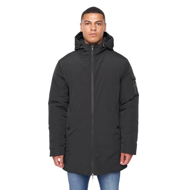 100% Polyester. Füllung: Isoliert. Design: Logo, Unifarben. Mit Kapuze. Langärmlig. Wattiert. Kapuzenmerkmale: Aufnähen, Knebel-Einstellung. Taschenart: Zwei Seitentaschen, Geknöpft, Eine Tasche am Ärmel, Reißverschluss. Durchgehender Reißverschluss. M: 102 cm. L: 107 cm. XL: 112 cm. XXL: 116,84 cm.