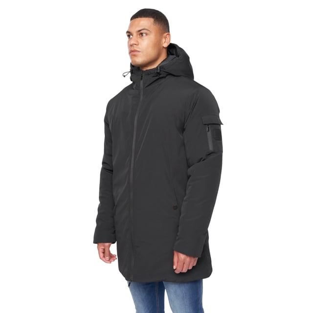 100% Polyester. Füllung: Isoliert. Design: Logo, Unifarben. Mit Kapuze. Langärmlig. Wattiert. Kapuzenmerkmale: Aufnähen, Knebel-Einstellung. Taschenart: Zwei Seitentaschen, Geknöpft, Eine Tasche am Ärmel, Reißverschluss. Durchgehender Reißverschluss. M: 102 cm. L: 107 cm. XL: 112 cm. XXL: 116,84 cm.