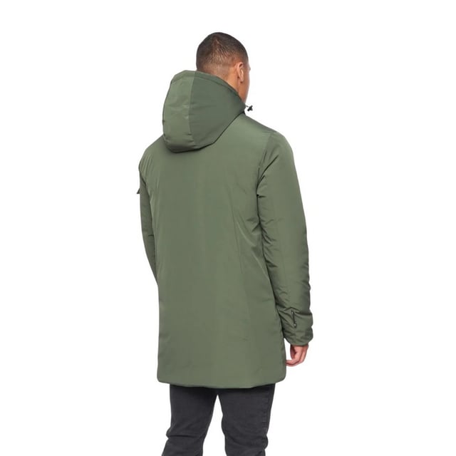 100% Polyester. Füllung: Isoliert. Design: Logo, Unifarben. Mit Kapuze. Langärmlig. Wattiert. Kapuzenmerkmale: Aufnähen, Knebel-Einstellung. Taschenart: Zwei Seitentaschen, Geknöpft, Eine Tasche am Ärmel, Reißverschluss. Durchgehender Reißverschluss. M: 102 cm. L: 107 cm. XL: 112 cm. XXL: 116,84 cm.