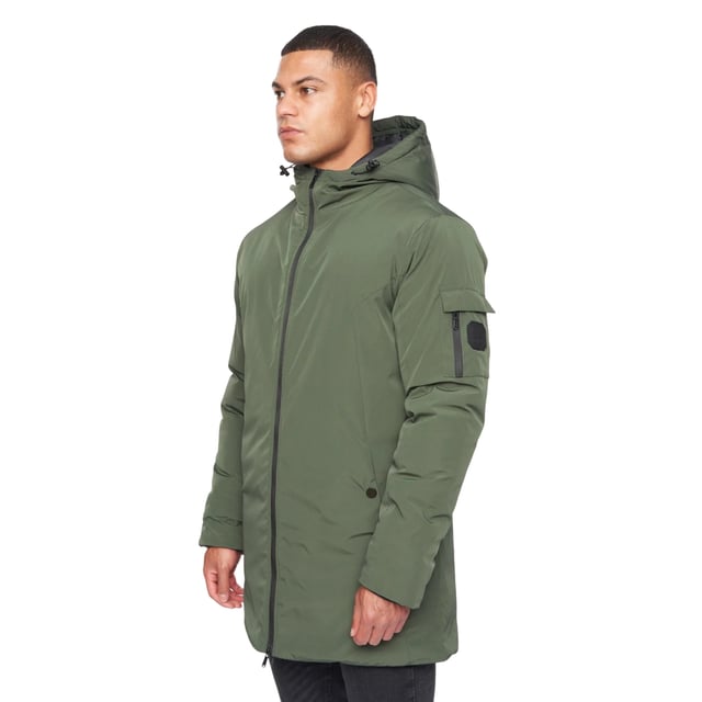 100% Polyester. Füllung: Isoliert. Design: Logo, Unifarben. Mit Kapuze. Langärmlig. Wattiert. Kapuzenmerkmale: Aufnähen, Knebel-Einstellung. Taschenart: Zwei Seitentaschen, Geknöpft, Eine Tasche am Ärmel, Reißverschluss. Durchgehender Reißverschluss. M: 102 cm. L: 107 cm. XL: 112 cm. XXL: 116,84 cm.