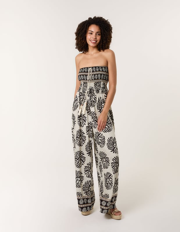 Freshen up your look with our ultimate sleeveless jumpsuit. Team with pumps and a chunky cardigan, it€™s time to look pretty in prints.