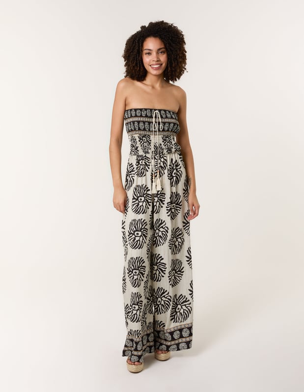 Freshen up your look with our ultimate sleeveless jumpsuit. Team with pumps and a chunky cardigan, it€™s time to look pretty in prints.