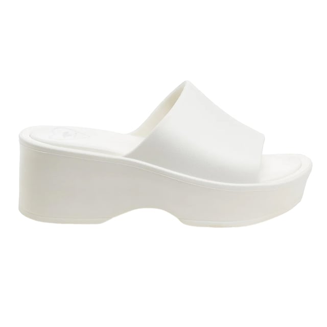 EVA-voetbed. Sleehak. Hakhoogte: 2.7in. Ontwerp: Logo. Teenstijl: Open. Sluiting: Slip-on.