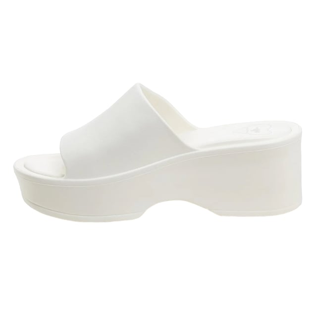 EVA-voetbed. Sleehak. Hakhoogte: 2.7in. Ontwerp: Logo. Teenstijl: Open. Sluiting: Slip-on.