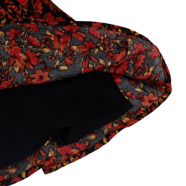 GAP-jurk voor babymeisjes met bloemenprint en gerimpelde borst\n\n Deze GAP-jurk voor babymeisjes combineert elegantie en frisheid dankzij de betoverende bloemenprint in warme tinten en het gerimpelde ontwerp, dat zorgt voor een comfortabele en vrouwelijke pasvorm. Perfect voor speciale gelegenheden of om elke dag met stijl te dragen.\n\n Details:\n Uitlopend model met een lichte flare.\n De stof voelt zacht en vloeiend aan.\n Ronde hals en korte pofmouwen.\n Over de hele lengte bloemenprint in felle kleuren.\n Gerimpeld bij de borst voor een betere pasvorm en als decoratief detail.\n\n Een babyjurk voor meisjes die ideaal is voor elke gelegenheid, van feestjes tot familie-uitstapjes, om je gracieus en comfortabel te presenteren.\n Samenstelling: 100% katoen\n Onderhoud:\nMachinewas koud met vergelijkbare kleuren.\n Drogen in de droogtrommel op lage temperatuur.\n Indien nodig strijken op middelhoge temperatuur.