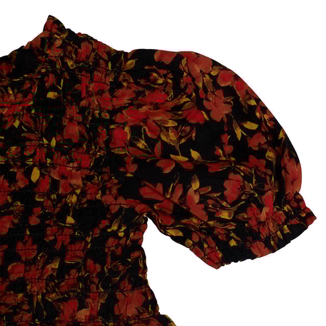 GAP-jurk voor babymeisjes met bloemenprint en gerimpelde borst\n\n Deze GAP-jurk voor babymeisjes combineert elegantie en frisheid dankzij de betoverende bloemenprint in warme tinten en het gerimpelde ontwerp, dat zorgt voor een comfortabele en vrouwelijke pasvorm. Perfect voor speciale gelegenheden of om elke dag met stijl te dragen.\n\n Details:\n Uitlopend model met een lichte flare.\n De stof voelt zacht en vloeiend aan.\n Ronde hals en korte pofmouwen.\n Over de hele lengte bloemenprint in felle kleuren.\n Gerimpeld bij de borst voor een betere pasvorm en als decoratief detail.\n\n Een babyjurk voor meisjes die ideaal is voor elke gelegenheid, van feestjes tot familie-uitstapjes, om je gracieus en comfortabel te presenteren.\n Samenstelling: 100% katoen\n Onderhoud:\nMachinewas koud met vergelijkbare kleuren.\n Drogen in de droogtrommel op lage temperatuur.\n Indien nodig strijken op middelhoge temperatuur.