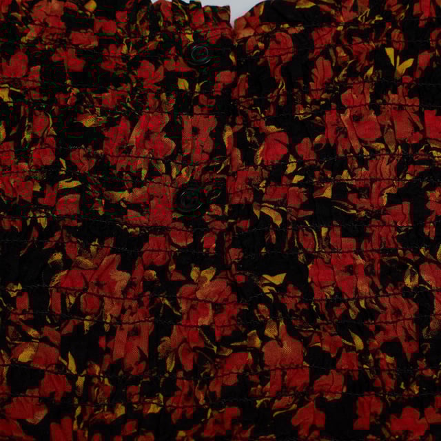GAP-jurk voor babymeisjes met bloemenprint en gerimpelde borst\n\n Deze GAP-jurk voor babymeisjes combineert elegantie en frisheid dankzij de betoverende bloemenprint in warme tinten en het gerimpelde ontwerp, dat zorgt voor een comfortabele en vrouwelijke pasvorm. Perfect voor speciale gelegenheden of om elke dag met stijl te dragen.\n\n Details:\n Uitlopend model met een lichte flare.\n De stof voelt zacht en vloeiend aan.\n Ronde hals en korte pofmouwen.\n Over de hele lengte bloemenprint in felle kleuren.\n Gerimpeld bij de borst voor een betere pasvorm en als decoratief detail.\n\n Een babyjurk voor meisjes die ideaal is voor elke gelegenheid, van feestjes tot familie-uitstapjes, om je gracieus en comfortabel te presenteren.\n Samenstelling: 100% katoen\n Onderhoud:\nMachinewas koud met vergelijkbare kleuren.\n Drogen in de droogtrommel op lage temperatuur.\n Indien nodig strijken op middelhoge temperatuur.