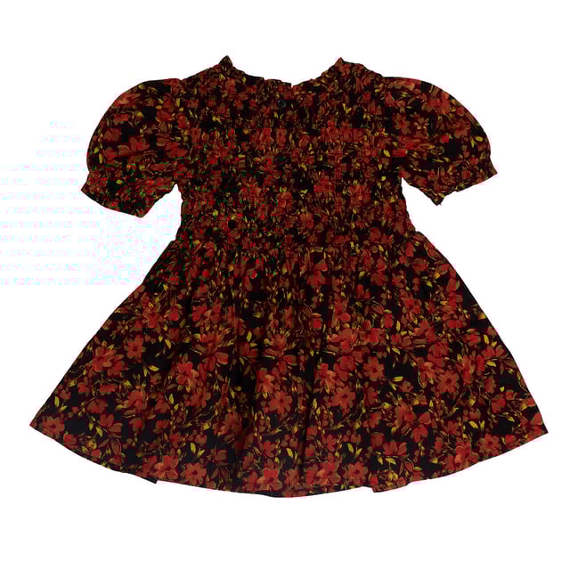 GAP-jurk voor babymeisjes met bloemenprint en gerimpelde borst\n\n Deze GAP-jurk voor babymeisjes combineert elegantie en frisheid dankzij de betoverende bloemenprint in warme tinten en het gerimpelde ontwerp, dat zorgt voor een comfortabele en vrouwelijke pasvorm. Perfect voor speciale gelegenheden of om elke dag met stijl te dragen.\n\n Details:\n Uitlopend model met een lichte flare.\n De stof voelt zacht en vloeiend aan.\n Ronde hals en korte pofmouwen.\n Over de hele lengte bloemenprint in felle kleuren.\n Gerimpeld bij de borst voor een betere pasvorm en als decoratief detail.\n\n Een babyjurk voor meisjes die ideaal is voor elke gelegenheid, van feestjes tot familie-uitstapjes, om je gracieus en comfortabel te presenteren.\n Samenstelling: 100% katoen\n Onderhoud:\nMachinewas koud met vergelijkbare kleuren.\n Drogen in de droogtrommel op lage temperatuur.\n Indien nodig strijken op middelhoge temperatuur.