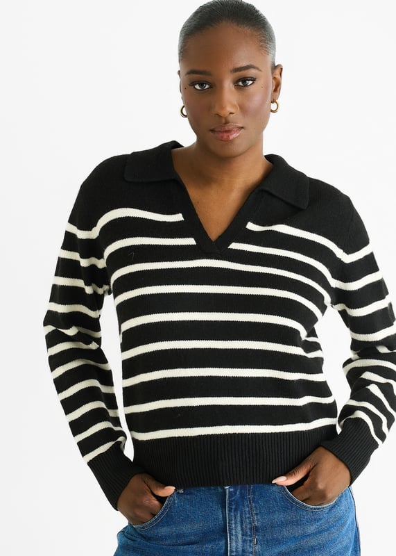 Machen Sie es sich gemütlich und stilvoll mit unserem schwarzen Strickpullover mit V-Ausschnitt und Streifenmuster aus recyceltem Material. Dieser auffällige und bequeme Pullover aus recycelten Materialien verfügt über einen schmeichelhaften V-Ausschnitt und ein trendiges Streifenmuster. Bleiben Sie warm und sehen Sie gut aus, während Sie gleichzeitig die Umwelt schonen.