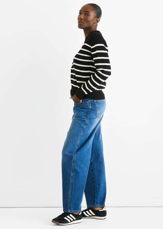 Machen Sie es sich gemütlich und stilvoll mit unserem schwarzen Strickpullover mit V-Ausschnitt und Streifenmuster aus recyceltem Material. Dieser auffällige und bequeme Pullover aus recycelten Materialien verfügt über einen schmeichelhaften V-Ausschnitt und ein trendiges Streifenmuster. Bleiben Sie warm und sehen Sie gut aus, während Sie gleichzeitig die Umwelt schonen.