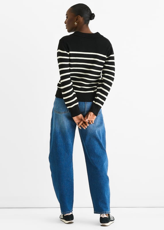 Machen Sie es sich gemütlich und stilvoll mit unserem schwarzen Strickpullover mit V-Ausschnitt und Streifenmuster aus recyceltem Material. Dieser auffällige und bequeme Pullover aus recycelten Materialien verfügt über einen schmeichelhaften V-Ausschnitt und ein trendiges Streifenmuster. Bleiben Sie warm und sehen Sie gut aus, während Sie gleichzeitig die Umwelt schonen.