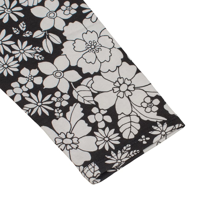 Basic Leggings GAP für Mädchen aus elastischem Strick\n\n Diese GAP Mädchen-Leggings sind ein Must-have für jeden Tag. Sie bestehen aus weichem, dehnbarem Stoff und bieten Komfort und Bewegungsfreiheit. Perfekt zum Kombinieren mit T-Shirts, Sweatshirts oder Kleidern.\n\n Details:\n Schmaler Schnitt im Leggings-Stil.\n Weicher, dehnbarer Strickstoff.\n Elastischer Bund für mehr Komfort.\n Erhältlich in schlichten und bedruckten Designs.\n Von außen ist kein Logo sichtbar.\n\n Vielseitige und bequeme Leggings für Mädchen, perfekt für jeden Anlass, von der Schule bis zur Freizeit.\n Komposition: 96% Baumwolle, 4% Elasthan\n Pflege:\nMit ähnlichen Farben kalt in der Maschine waschen.\n Bei niedriger Temperatur trocknen.\n Bei Bedarf bei mittlerer Temperatur bügeln.