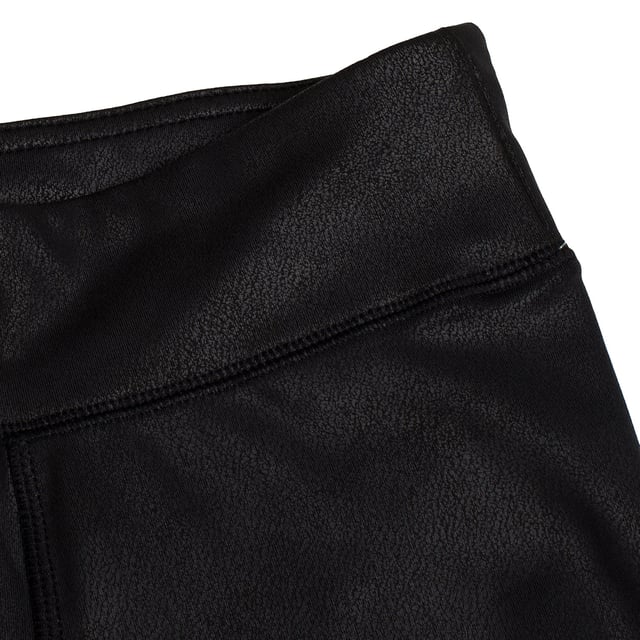 Kunstleder-Leggings GAP für Mädchen mit elastischem Bund\n\n Diese Leggings in Lederoptik für Mädchen von GAP vereinen modernen Style mit dem Komfort eines leichten, dehnbaren Kleidungsstücks. Die Kunstlederoptik verleiht der Leggings einen edlen Touch, während der elastische Bund für perfekten Sitz und einfaches Anziehen sorgt. Ideal für vielseitige Looks von lässig bis elegant.\n\n Details:\n Enger Schnitt im Leggings-Stil.\n Weicher und flexibler Stoff in Lederoptik.\n Elastischer Bund für mehr Komfort.\n Glattes und elegantes Finish.\n Vielseitiges Design für verschiedene Anlässe.\n\n Leggings in Lederoptik für Mädchen, perfekt zum Kombinieren mit T-Shirts, Sweatshirts oder Blusen, für Stil und Komfort zu jeder Jahreszeit.\n Komposition: 77 % Polyester, 23 % Elasthan\n Pflege:\nMit ähnlichen Farben kalt in der Maschine waschen.\n Bei niedriger Temperatur trocknen.\n Bei Bedarf bei mittlerer Temperatur bügeln.