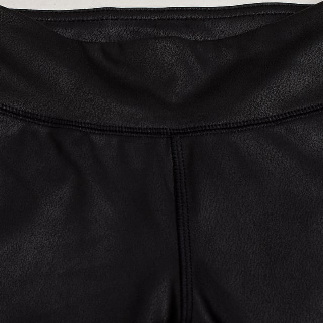 Kunstleder-Leggings GAP für Mädchen mit elastischem Bund\n\n Diese Leggings in Lederoptik für Mädchen von GAP vereinen modernen Style mit dem Komfort eines leichten, dehnbaren Kleidungsstücks. Die Kunstlederoptik verleiht der Leggings einen edlen Touch, während der elastische Bund für perfekten Sitz und einfaches Anziehen sorgt. Ideal für vielseitige Looks von lässig bis elegant.\n\n Details:\n Enger Schnitt im Leggings-Stil.\n Weicher und flexibler Stoff in Lederoptik.\n Elastischer Bund für mehr Komfort.\n Glattes und elegantes Finish.\n Vielseitiges Design für verschiedene Anlässe.\n\n Leggings in Lederoptik für Mädchen, perfekt zum Kombinieren mit T-Shirts, Sweatshirts oder Blusen, für Stil und Komfort zu jeder Jahreszeit.\n Komposition: 77 % Polyester, 23 % Elasthan\n Pflege:\nMit ähnlichen Farben kalt in der Maschine waschen.\n Bei niedriger Temperatur trocknen.\n Bei Bedarf bei mittlerer Temperatur bügeln.