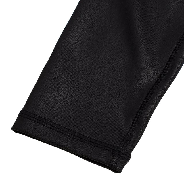 Kunstleder-Leggings GAP für Mädchen mit elastischem Bund\n\n Diese Leggings in Lederoptik für Mädchen von GAP vereinen modernen Style mit dem Komfort eines leichten, dehnbaren Kleidungsstücks. Die Kunstlederoptik verleiht der Leggings einen edlen Touch, während der elastische Bund für perfekten Sitz und einfaches Anziehen sorgt. Ideal für vielseitige Looks von lässig bis elegant.\n\n Details:\n Enger Schnitt im Leggings-Stil.\n Weicher und flexibler Stoff in Lederoptik.\n Elastischer Bund für mehr Komfort.\n Glattes und elegantes Finish.\n Vielseitiges Design für verschiedene Anlässe.\n\n Leggings in Lederoptik für Mädchen, perfekt zum Kombinieren mit T-Shirts, Sweatshirts oder Blusen, für Stil und Komfort zu jeder Jahreszeit.\n Komposition: 77 % Polyester, 23 % Elasthan\n Pflege:\nMit ähnlichen Farben kalt in der Maschine waschen.\n Bei niedriger Temperatur trocknen.\n Bei Bedarf bei mittlerer Temperatur bügeln.