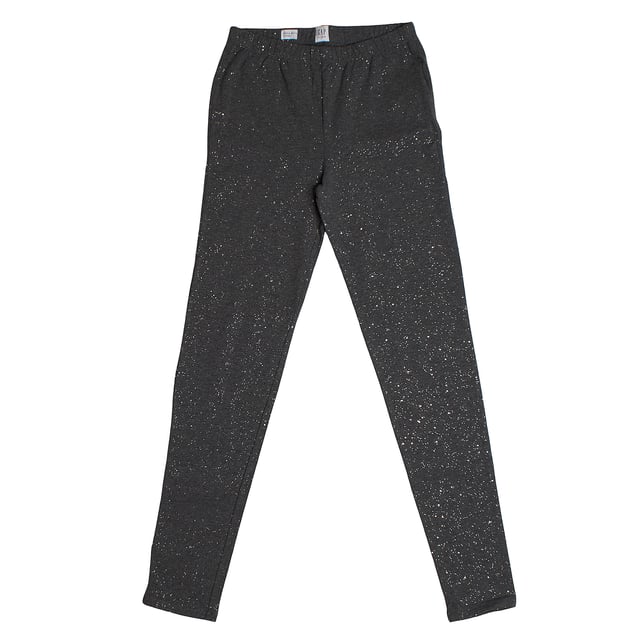 Lange Leggings GAP für Mädchen mit glänzendem Finish und dehnbarem Stoff\n\n Diese GAP Mädchen-Leggings vereinen Komfort und Stil in einem perfekten Alltagsstück. Sie bestehen aus dehnbarem Stoff mit integriertem Glitzer und bieten eine weiche, bequeme Passform, die vollständige Bewegungsfreiheit ermöglicht.\n\n Details:\n Schmale Passform, volle Länge.\n Weicher Stretchstoff mit glänzendem Finish.\n Elastischer Bund für mehr Komfort.\n Taschenloses Design für einen sauberen Look.\n Im gesamten Stoff integriertes Glitzer-Finish.\n\n Bequeme und vielseitige Leggings für Mädchen, ideal, um ihrem Alltagslook einen Hauch von Fantasie zu verleihen.\n Komposition: 96% Baumwolle, 4% Elasthan\n Pflege:\nMit ähnlichen Farben kalt in der Maschine waschen.\n Bei niedriger Temperatur trocknen.\n Bei Bedarf bei mittlerer Temperatur bügeln.