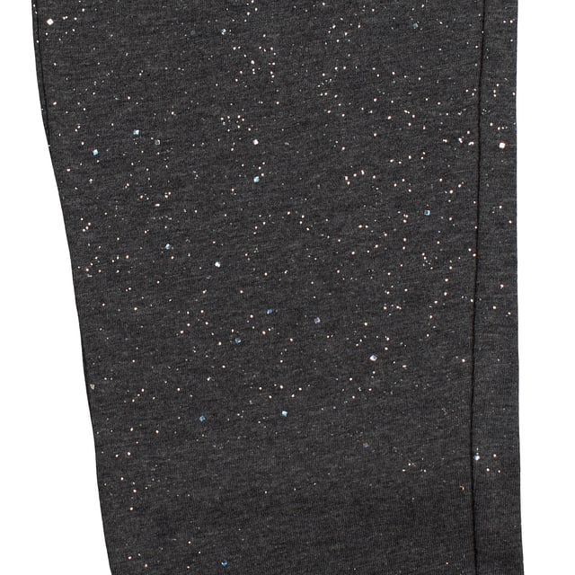 Lange Leggings GAP für Mädchen mit glänzendem Finish und dehnbarem Stoff\n\n Diese GAP Mädchen-Leggings vereinen Komfort und Stil in einem perfekten Alltagsstück. Sie bestehen aus dehnbarem Stoff mit integriertem Glitzer und bieten eine weiche, bequeme Passform, die vollständige Bewegungsfreiheit ermöglicht.\n\n Details:\n Schmale Passform, volle Länge.\n Weicher Stretchstoff mit glänzendem Finish.\n Elastischer Bund für mehr Komfort.\n Taschenloses Design für einen sauberen Look.\n Im gesamten Stoff integriertes Glitzer-Finish.\n\n Bequeme und vielseitige Leggings für Mädchen, ideal, um ihrem Alltagslook einen Hauch von Fantasie zu verleihen.\n Komposition: 96% Baumwolle, 4% Elasthan\n Pflege:\nMit ähnlichen Farben kalt in der Maschine waschen.\n Bei niedriger Temperatur trocknen.\n Bei Bedarf bei mittlerer Temperatur bügeln.