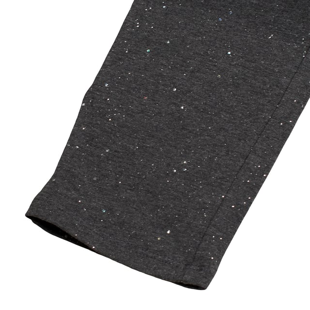 Lange Leggings GAP für Mädchen mit glänzendem Finish und dehnbarem Stoff\n\n Diese GAP Mädchen-Leggings vereinen Komfort und Stil in einem perfekten Alltagsstück. Sie bestehen aus dehnbarem Stoff mit integriertem Glitzer und bieten eine weiche, bequeme Passform, die vollständige Bewegungsfreiheit ermöglicht.\n\n Details:\n Schmale Passform, volle Länge.\n Weicher Stretchstoff mit glänzendem Finish.\n Elastischer Bund für mehr Komfort.\n Taschenloses Design für einen sauberen Look.\n Im gesamten Stoff integriertes Glitzer-Finish.\n\n Bequeme und vielseitige Leggings für Mädchen, ideal, um ihrem Alltagslook einen Hauch von Fantasie zu verleihen.\n Komposition: 96% Baumwolle, 4% Elasthan\n Pflege:\nMit ähnlichen Farben kalt in der Maschine waschen.\n Bei niedriger Temperatur trocknen.\n Bei Bedarf bei mittlerer Temperatur bügeln.