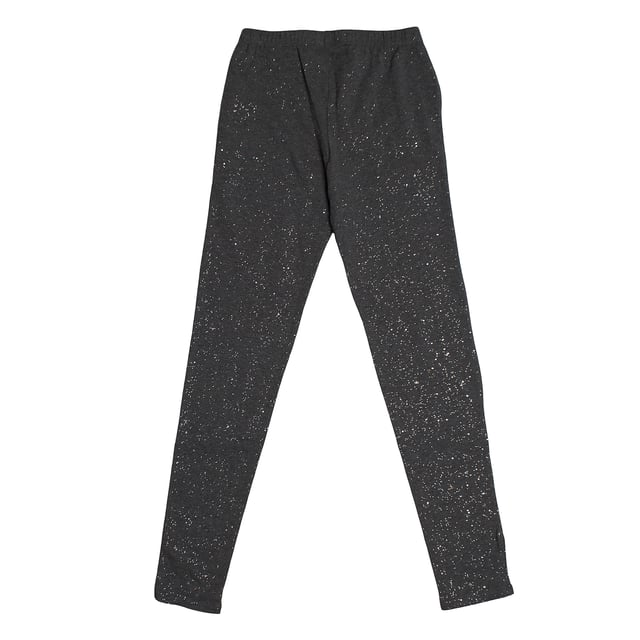 Lange Leggings GAP für Mädchen mit glänzendem Finish und dehnbarem Stoff\n\n Diese GAP Mädchen-Leggings vereinen Komfort und Stil in einem perfekten Alltagsstück. Sie bestehen aus dehnbarem Stoff mit integriertem Glitzer und bieten eine weiche, bequeme Passform, die vollständige Bewegungsfreiheit ermöglicht.\n\n Details:\n Schmale Passform, volle Länge.\n Weicher Stretchstoff mit glänzendem Finish.\n Elastischer Bund für mehr Komfort.\n Taschenloses Design für einen sauberen Look.\n Im gesamten Stoff integriertes Glitzer-Finish.\n\n Bequeme und vielseitige Leggings für Mädchen, ideal, um ihrem Alltagslook einen Hauch von Fantasie zu verleihen.\n Komposition: 96% Baumwolle, 4% Elasthan\n Pflege:\nMit ähnlichen Farben kalt in der Maschine waschen.\n Bei niedriger Temperatur trocknen.\n Bei Bedarf bei mittlerer Temperatur bügeln.