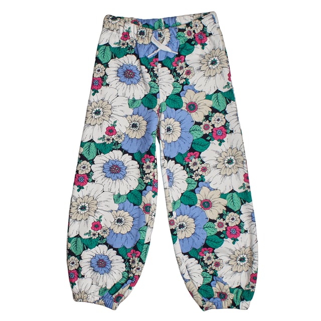 Mädchen GAP Fleece-Jogginghose mit verstellbarer Taille\n\n Diese Mädchen-Jogginghose von GAP bietet dank ihrer weichen Innenseite eine perfekte Kombination aus Komfort und Wärme. Ihr entspanntes Design umfasst einen elastischen Bund mit verstellbarem Kordelzug und elastische Bündchen für einen sicheren und praktischen Sitz. Ideal für kühle Tage, bietet sie Weichheit und Komfort bei jedem Tragen.\n\n Details:\n Jogger-Schnitt mit entspannter Passform.\n Weicher Baumwollstoff mit Plüschinnenseite.\n Gesäßtasche.\n Elastischer Bund mit verstellbarem Kordelzug.\n Elastische Säume für besseren Halt.\n Langlebiges und komfortables Finish für den täglichen Gebrauch.\n\n Eine warme und vielseitige Jogginghose für Mädchen, perfekt für lässige Looks, bei denen Komfort im Vordergrund steht, ohne auf Stil zu verzichten.\n Komposition: 77 % Baumwolle, 23 % Polyester\n Pflege:\nMit ähnlichen Farben kalt in der Maschine waschen.\n Bei niedriger Temperatur trocknen.