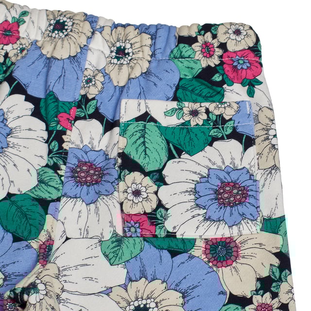 Mädchen GAP Fleece-Jogginghose mit verstellbarer Taille\n\n Diese Mädchen-Jogginghose von GAP bietet dank ihrer weichen Innenseite eine perfekte Kombination aus Komfort und Wärme. Ihr entspanntes Design umfasst einen elastischen Bund mit verstellbarem Kordelzug und elastische Bündchen für einen sicheren und praktischen Sitz. Ideal für kühle Tage, bietet sie Weichheit und Komfort bei jedem Tragen.\n\n Details:\n Jogger-Schnitt mit entspannter Passform.\n Weicher Baumwollstoff mit Plüschinnenseite.\n Gesäßtasche.\n Elastischer Bund mit verstellbarem Kordelzug.\n Elastische Säume für besseren Halt.\n Langlebiges und komfortables Finish für den täglichen Gebrauch.\n\n Eine warme und vielseitige Jogginghose für Mädchen, perfekt für lässige Looks, bei denen Komfort im Vordergrund steht, ohne auf Stil zu verzichten.\n Komposition: 77 % Baumwolle, 23 % Polyester\n Pflege:\nMit ähnlichen Farben kalt in der Maschine waschen.\n Bei niedriger Temperatur trocknen.