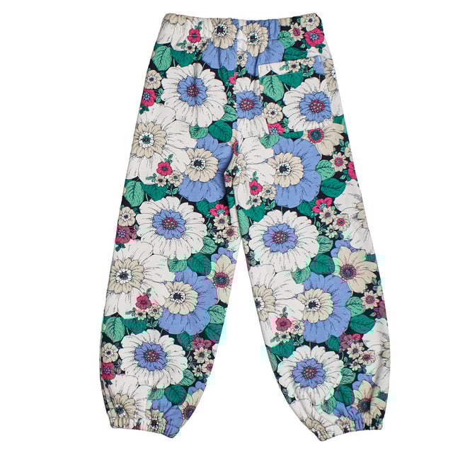 Mädchen GAP Fleece-Jogginghose mit verstellbarer Taille\n\n Diese Mädchen-Jogginghose von GAP bietet dank ihrer weichen Innenseite eine perfekte Kombination aus Komfort und Wärme. Ihr entspanntes Design umfasst einen elastischen Bund mit verstellbarem Kordelzug und elastische Bündchen für einen sicheren und praktischen Sitz. Ideal für kühle Tage, bietet sie Weichheit und Komfort bei jedem Tragen.\n\n Details:\n Jogger-Schnitt mit entspannter Passform.\n Weicher Baumwollstoff mit Plüschinnenseite.\n Gesäßtasche.\n Elastischer Bund mit verstellbarem Kordelzug.\n Elastische Säume für besseren Halt.\n Langlebiges und komfortables Finish für den täglichen Gebrauch.\n\n Eine warme und vielseitige Jogginghose für Mädchen, perfekt für lässige Looks, bei denen Komfort im Vordergrund steht, ohne auf Stil zu verzichten.\n Komposition: 77 % Baumwolle, 23 % Polyester\n Pflege:\nMit ähnlichen Farben kalt in der Maschine waschen.\n Bei niedriger Temperatur trocknen.