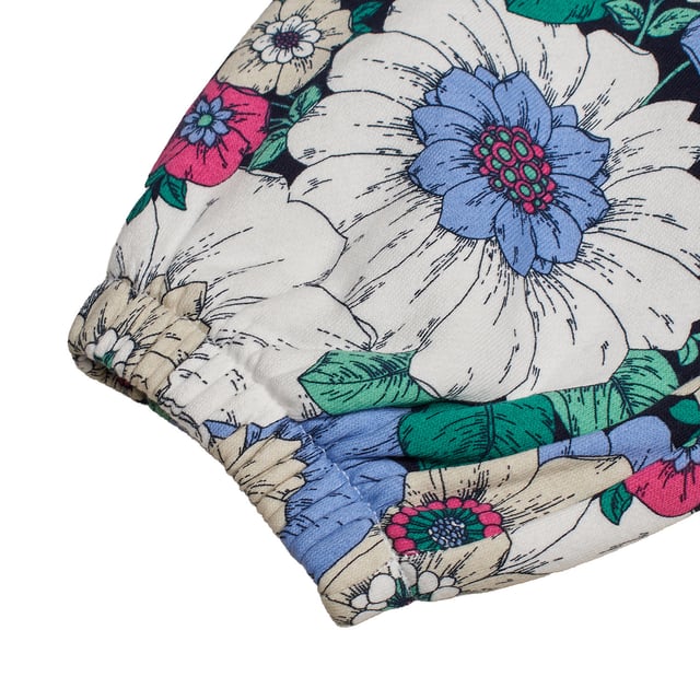 Mädchen GAP Fleece-Jogginghose mit verstellbarer Taille\n\n Diese Mädchen-Jogginghose von GAP bietet dank ihrer weichen Innenseite eine perfekte Kombination aus Komfort und Wärme. Ihr entspanntes Design umfasst einen elastischen Bund mit verstellbarem Kordelzug und elastische Bündchen für einen sicheren und praktischen Sitz. Ideal für kühle Tage, bietet sie Weichheit und Komfort bei jedem Tragen.\n\n Details:\n Jogger-Schnitt mit entspannter Passform.\n Weicher Baumwollstoff mit Plüschinnenseite.\n Gesäßtasche.\n Elastischer Bund mit verstellbarem Kordelzug.\n Elastische Säume für besseren Halt.\n Langlebiges und komfortables Finish für den täglichen Gebrauch.\n\n Eine warme und vielseitige Jogginghose für Mädchen, perfekt für lässige Looks, bei denen Komfort im Vordergrund steht, ohne auf Stil zu verzichten.\n Komposition: 77 % Baumwolle, 23 % Polyester\n Pflege:\nMit ähnlichen Farben kalt in der Maschine waschen.\n Bei niedriger Temperatur trocknen.