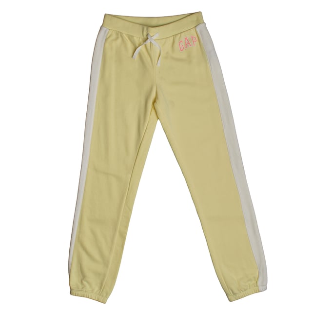 Mädchen-Jogginghose #M1 mit Seitenteilen und verstellbarer Taille\n\n Diese GAP Mädchen-Jogginghose vereint sportlichen Style mit absolutem Komfort. Ihr entspanntes Design macht sie ideal zum Spielen, Herumtollen oder einfach zum freien Genießen des Tages.\n\n Details:\n Jogger-Schnitt mit geradem Bein und bequemer Passform.\n Weicher und leichter Stoff für den täglichen Gebrauch.\n Elastischer Bund mit Kordelzug für individuelle Passform.\n Kontrastierende dekorative Seitenteile.\n Elastische Bündchen, die sich dem Knöchel anpassen.\n\n Eine vielseitige und moderne Jogginghose für Mädchen, perfekt für entspannte und energiegeladene Looks.\n Komposition: 60 % Baumwolle, 29 % Polyester, 11 % recyceltes Polyester\n Pflege:\nMit ähnlichen Farben kalt in der Maschine waschen.\n Bei niedriger Temperatur trocknen.\n Bei Bedarf bei mittlerer Temperatur bügeln.