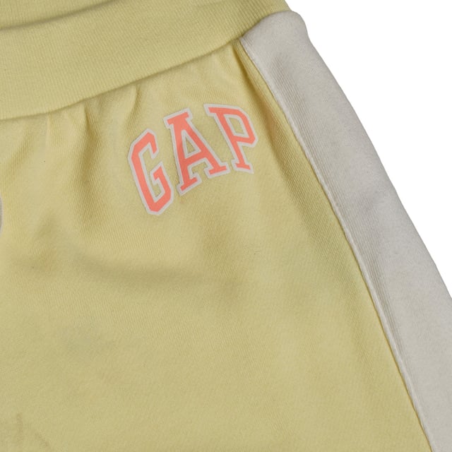 Mädchen-Jogginghose #M1 mit Seitenteilen und verstellbarer Taille\n\n Diese GAP Mädchen-Jogginghose vereint sportlichen Style mit absolutem Komfort. Ihr entspanntes Design macht sie ideal zum Spielen, Herumtollen oder einfach zum freien Genießen des Tages.\n\n Details:\n Jogger-Schnitt mit geradem Bein und bequemer Passform.\n Weicher und leichter Stoff für den täglichen Gebrauch.\n Elastischer Bund mit Kordelzug für individuelle Passform.\n Kontrastierende dekorative Seitenteile.\n Elastische Bündchen, die sich dem Knöchel anpassen.\n\n Eine vielseitige und moderne Jogginghose für Mädchen, perfekt für entspannte und energiegeladene Looks.\n Komposition: 60 % Baumwolle, 29 % Polyester, 11 % recyceltes Polyester\n Pflege:\nMit ähnlichen Farben kalt in der Maschine waschen.\n Bei niedriger Temperatur trocknen.\n Bei Bedarf bei mittlerer Temperatur bügeln.
