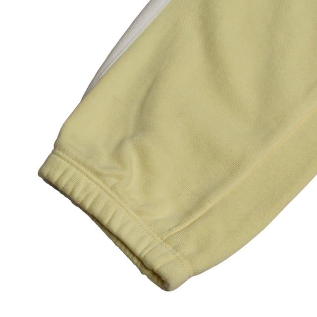 Mädchen-Jogginghose #M1 mit Seitenteilen und verstellbarer Taille\n\n Diese GAP Mädchen-Jogginghose vereint sportlichen Style mit absolutem Komfort. Ihr entspanntes Design macht sie ideal zum Spielen, Herumtollen oder einfach zum freien Genießen des Tages.\n\n Details:\n Jogger-Schnitt mit geradem Bein und bequemer Passform.\n Weicher und leichter Stoff für den täglichen Gebrauch.\n Elastischer Bund mit Kordelzug für individuelle Passform.\n Kontrastierende dekorative Seitenteile.\n Elastische Bündchen, die sich dem Knöchel anpassen.\n\n Eine vielseitige und moderne Jogginghose für Mädchen, perfekt für entspannte und energiegeladene Looks.\n Komposition: 60 % Baumwolle, 29 % Polyester, 11 % recyceltes Polyester\n Pflege:\nMit ähnlichen Farben kalt in der Maschine waschen.\n Bei niedriger Temperatur trocknen.\n Bei Bedarf bei mittlerer Temperatur bügeln.
