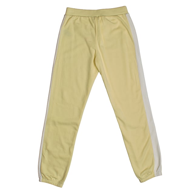 Mädchen-Jogginghose #M1 mit Seitenteilen und verstellbarer Taille\n\n Diese GAP Mädchen-Jogginghose vereint sportlichen Style mit absolutem Komfort. Ihr entspanntes Design macht sie ideal zum Spielen, Herumtollen oder einfach zum freien Genießen des Tages.\n\n Details:\n Jogger-Schnitt mit geradem Bein und bequemer Passform.\n Weicher und leichter Stoff für den täglichen Gebrauch.\n Elastischer Bund mit Kordelzug für individuelle Passform.\n Kontrastierende dekorative Seitenteile.\n Elastische Bündchen, die sich dem Knöchel anpassen.\n\n Eine vielseitige und moderne Jogginghose für Mädchen, perfekt für entspannte und energiegeladene Looks.\n Komposition: 60 % Baumwolle, 29 % Polyester, 11 % recyceltes Polyester\n Pflege:\nMit ähnlichen Farben kalt in der Maschine waschen.\n Bei niedriger Temperatur trocknen.\n Bei Bedarf bei mittlerer Temperatur bügeln.